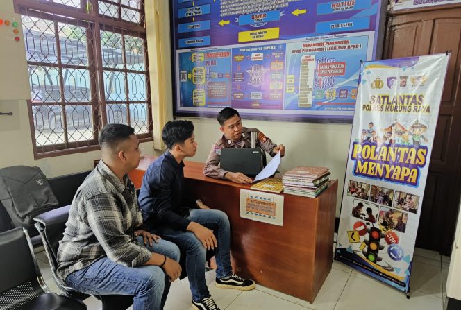 
					Polantas Menyapa, Petugas Samsat Murung Raya Layani Masyarakat Registrasi Pembayaran Pajak Kendaraan Dengan Responsif & Edukatif