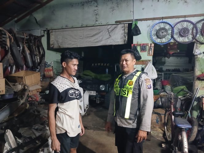 
					Cegah Gangguan Kamtibmas Malam Hari, Anggota Polsek Kapuas Timur Melaksanakan Patroli Dialogis kepada Warga Masyarakat
