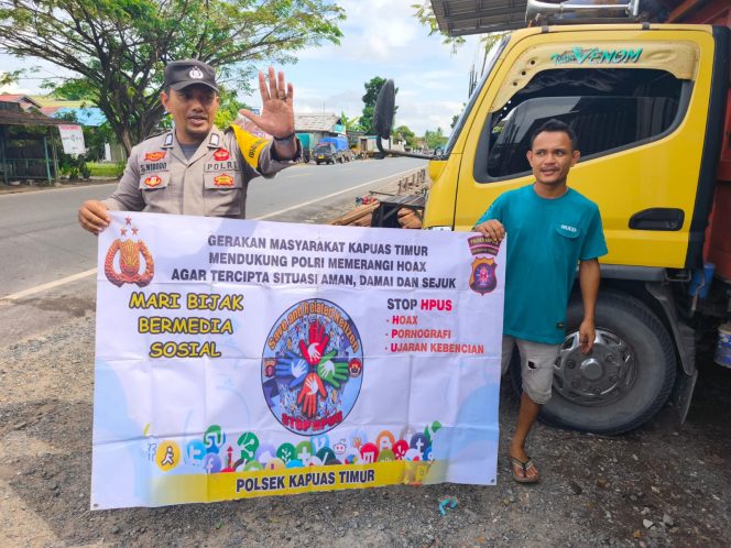 
					Putus Penyebaran Berita Hoax, Polsek Kapuas Timur Sampaikan Stop Hoax Kepada Warga Masyarakat dan Bijak dalam Menerima dan Menyampaikan Informasi