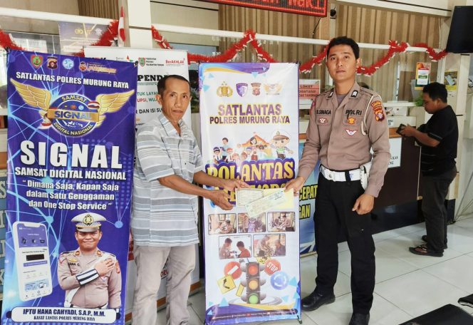 
					Maksimalkan Polantas Menyapa, Patugas Samsat Murung Raya Dampingi Pemohon Perpanjangan Plat Pajak Kendaraan Bermotor