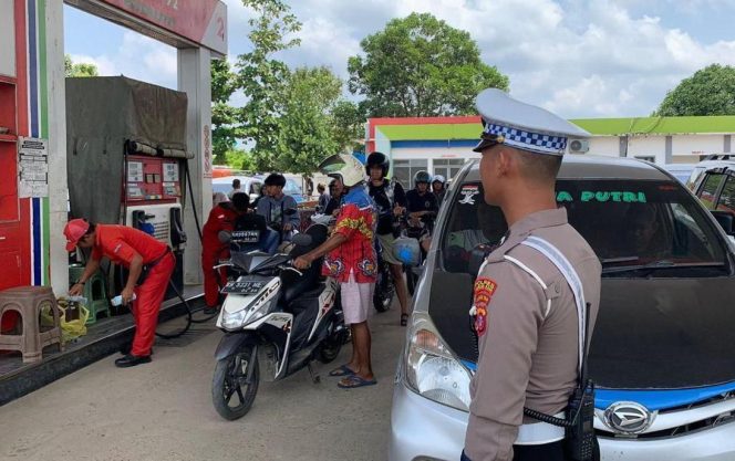 
					Pastikan Kondusif, Satlantas Polres Murung Raya Amankan Antrian BBM di SPBU Puruk Cahu