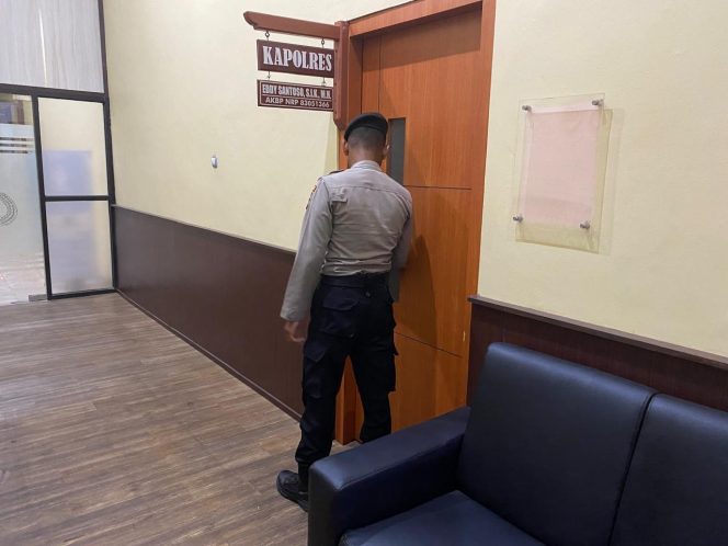 
					Satsamapta Polres Barito Timur Periksa Pintu Kantor Kapolres Saat Patroli MAKO*