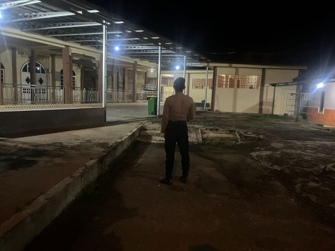
					Satsamapta Polres Barito Timur Periksa Masjid Al-Harist Saat Patroli MAKO Dini Hari