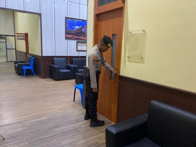 
					Satsamapta Polres Barito Timur Periksa Pintu Kantor Wakapolres Saat Patroli MAKO