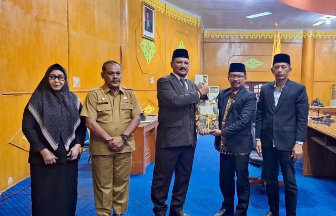 
					Irjen pol (Purn) Drs Armia Pahmi Bupati Aceh Tamiang Sampaikan LKPJ Tahun Anggaran 2025