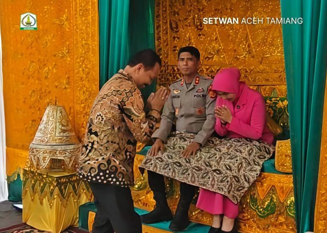 
					Fadlon, S.H Ketua DPR-K ATAM sambut serta Peusijuk Kapolda Aceh