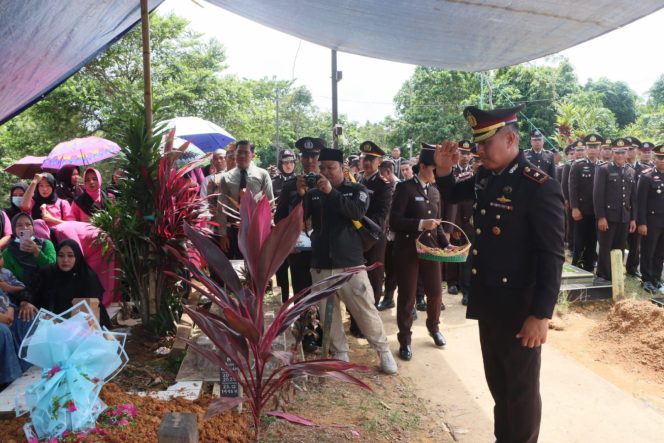 
					Beri Penghormatan Terakhir, Polres Murung Raya Gelar Upacara Pemakaman Almarhum Bripka Leo Kapisah Pangaribuan