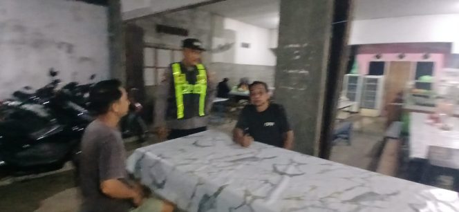 
					Cegah Gangguan Kamtibmas Malam Hari, Anggota Polsek Kapuas Timur Melaksanakan Patroli Dialogis kepada Warga Masyarakat