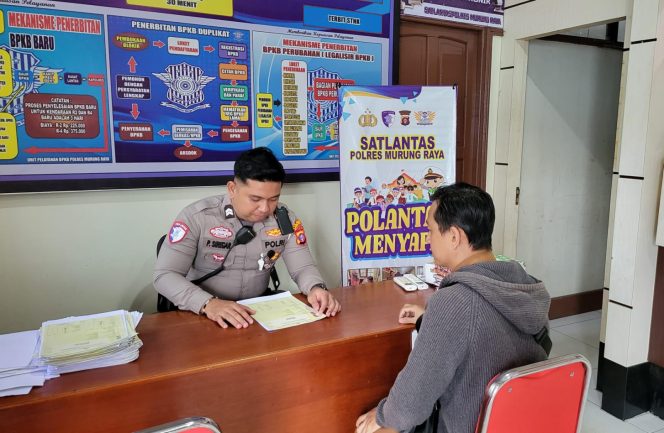 
					Petugas Edukasi dan Pemohon Lengkapi Administrasi Bayar Pajak Lewat Polantas Menyapa