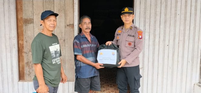 
					SEBAGAI BENTUK PEDULI KEPADA WARGANYA, KEMBALI POLSEK KAPUAS TENGAH LAKSANAKAN BAKSOS KEPADA WARGA YANG MEMBUTUHKAN