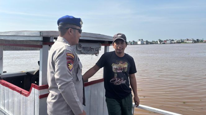 
					Satpolairud Polres Kapuas Cek Kelengkapan Alat Keselamatan kapal yang melintas DAS Kapuas