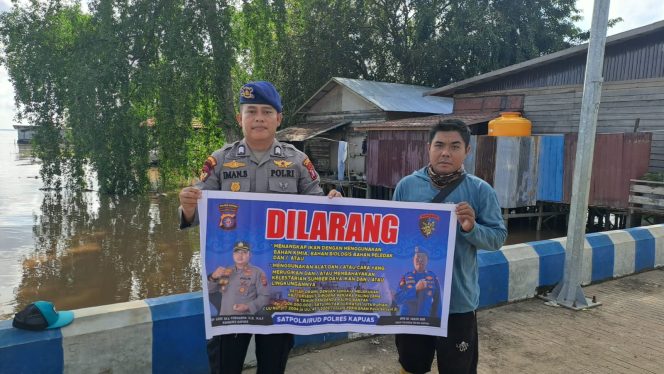 
					Tingkatkan Kesadaran Kebersihan Lingkungan, Satpolairud Imbau Masyarakat Pesisir Untuk Tidak Membuang Sampah Ke Sungai