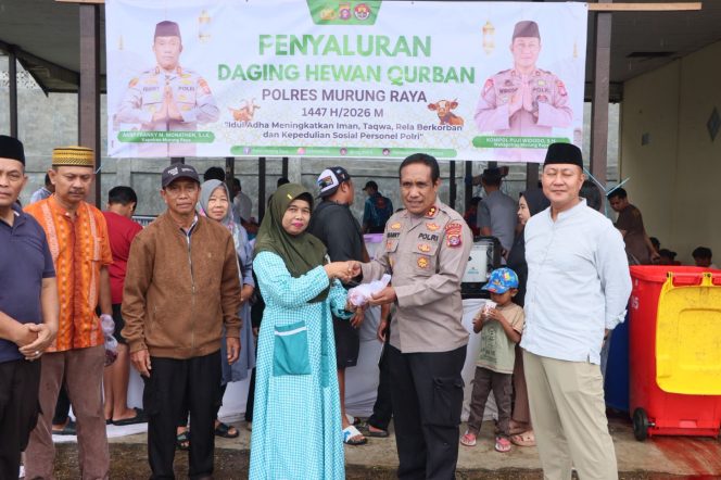 
					Polres Murung Raya Bagikan 750 Paket Daging Qurban untuk Masyarakat