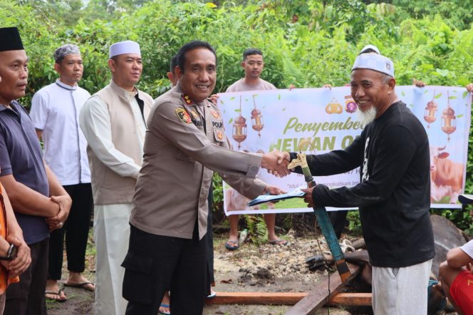 
					Idul Adha 1447 H, Polres Murung Raya Kurban 7 Ekor Sapi dan 7 Ekor Kambing