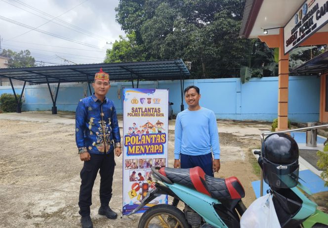 
					Kenakan Baju Batik, Petugas Samsat Murung Raya Layanani Pemohon Dengan Sapa &  Humanis Masyarakat Melalui “Polantas Menyapa”