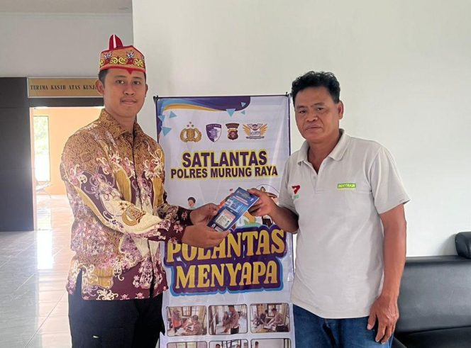 
					Polantas Menyapa, SIM Polres Murung Raya Jadi Ruang Interaksi Langsung Antara Polisi dan Masyarakat