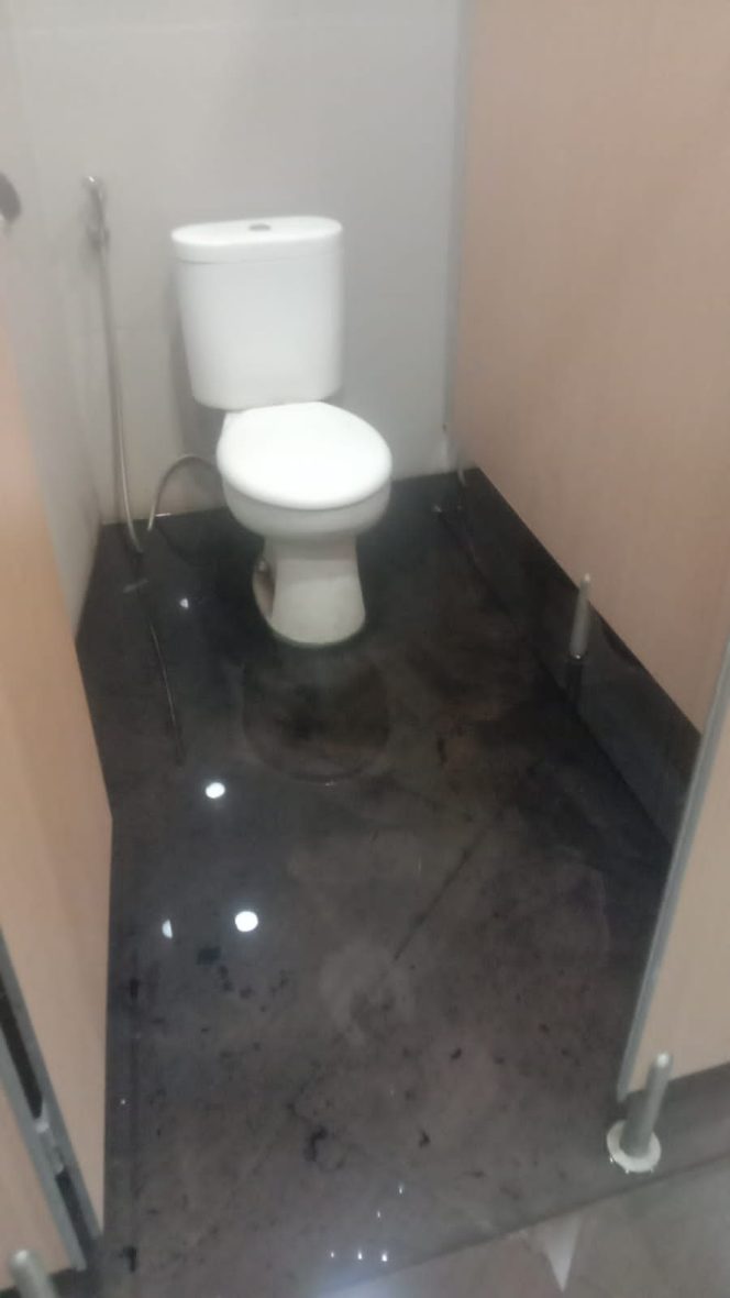 
					Baru Diresmikan, Fasilitas Toilet di GOR Panatayuda Karawang Rusak dan Kurang Terawat