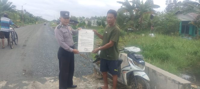 
					Personel Polsek Basarang Himbau Maklumat Polda Kalteng Dengan Warga Di Wilayah Hukumnya
