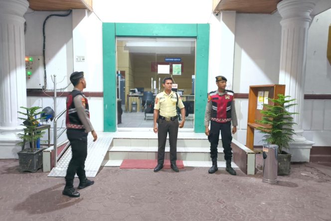
					Antisipasi Premanisme, Polres Sukamara Intensifkan Patroli Harkamtibmas di Bank Kalteng Jalan Tjilik Riwut