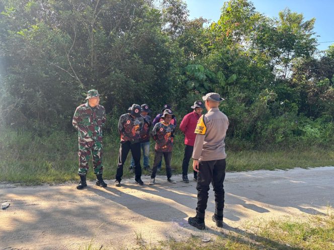 
					Sinergi Tiga Pilar di Garda Terdepan, Bhabinkamtibmas-Babinsa-MPA Sumber Mukti Sosialisasi Karhutla Langsung di Lapangan Situasi aman kondusif
