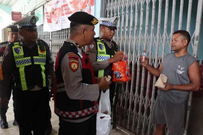 
					Hari Buruh di Gunung Mas Adem! Polisi Bagikan Puluhan Nasi Bungkus untuk Pekerja Bengkel hingga Sopir Truk