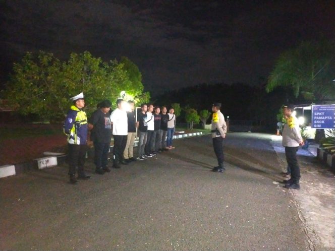 
					Pastikan Kesiapsiagaan, Pawas Polres Gumas Pimpin Pengecekan Personel Jumat Malam