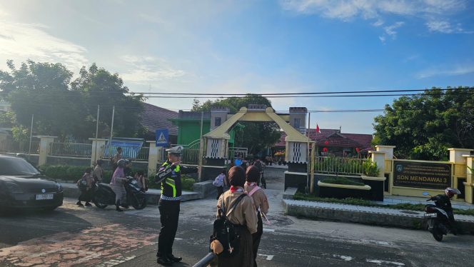 
					Dekat dengan Anak, Aksi Humanis Sat Lantas Polres Sukamara Pastikan Siswa Sekolah Menyeberang dengan Nyaman