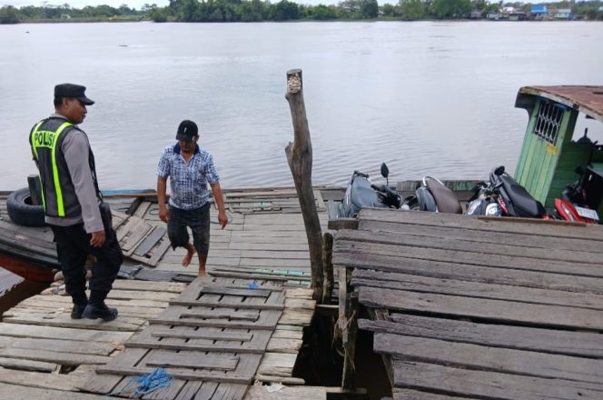 
					PASTIKAN KAMTIBMAS KONDUSIF, PERSONEL POLSEK PULAU PETAK LAKSANAKAN PATROLI DIALOGIS DERMAGA PELABUHAN PENYEBERANGAN DESA SEI TATAS HILIR