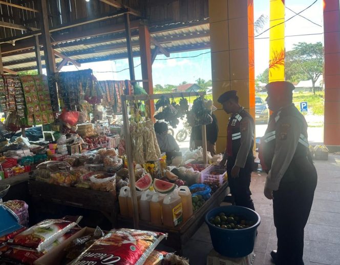 
					Hadir di Tengah Keramaian, Sat Samapta Polres Sukamara Pantau Aktivitas Jual Beli di Pasar Saik