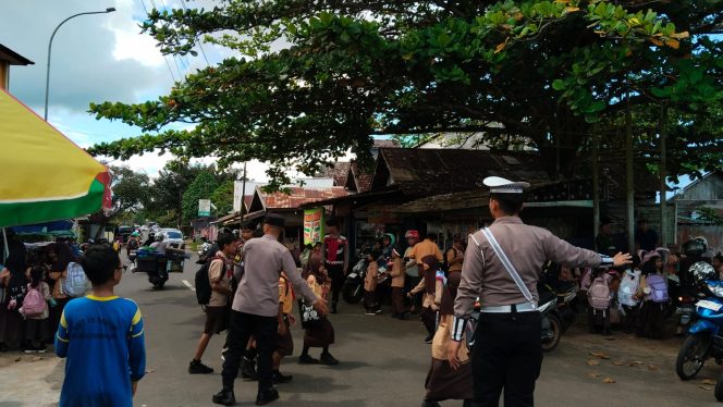 
					PAMAPTA POLRES SERUYAN ATUR LALU LINTAS SEKOLAH DAN PATROLI DIALOGIS DI KUALA PEMBUANG