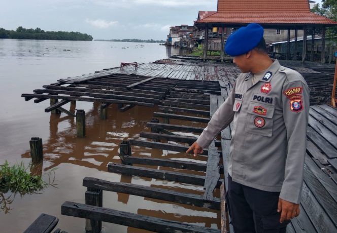 
					POLRES SERUYAN CEK DEBIT AIR DAS SERUYAN DI DERMAGA PELABUHAN KUALA PEMBUANG