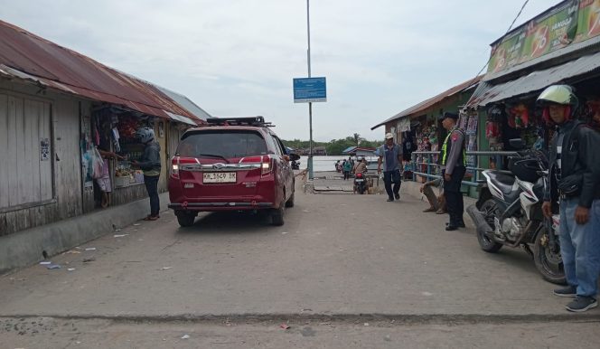 
					Pastikan Keamanan Jalur Alternatif, Polsek Kapuas Barat Patroli Dermaga Feri Saka Mangkahai