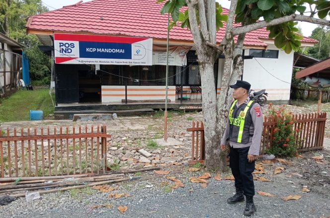 
					Jamin Keamanan Objek Vital, Polsek Kapuas Barat Sambangi Kantor Pos KCP Mandomai