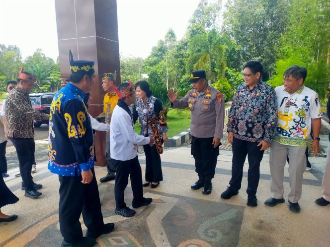 
					Personel Polres Pulang Pisau Amankan Kunjungan Wamen Dikdasmen di Aula Bupati