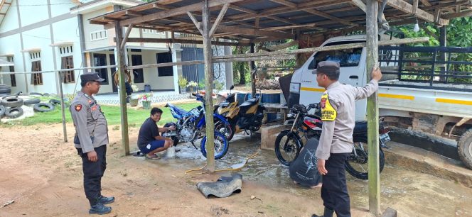 
					Turun ke Jalan Menyapa Warga, Personel Polsek Balai Riam Hangatkan Suasana Melalui Sambang Dialogis