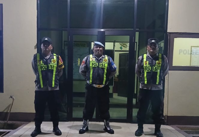 
					POLSEK PULAU PETAK LAKSANAKAN KEGIATAN SIAGA MAKO PADA MALAM HARI GUNA CIPTAKAN SITUASI AMAN