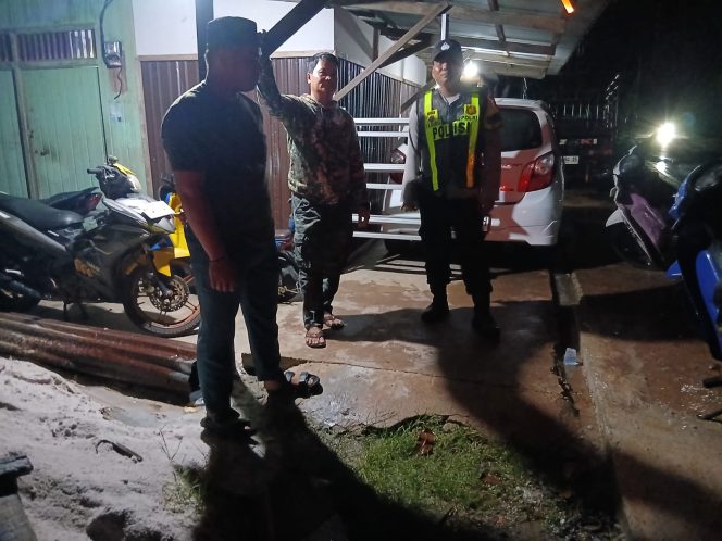 
					ANGGOTA POLSEK PULAU PETAK LAKSANAKAN PATROLI MALAM, GUNA MEWUJUDKAN KAMTIBMAS KONDUSIF DI WILAYAH KECAMATAN PULAU PETAK