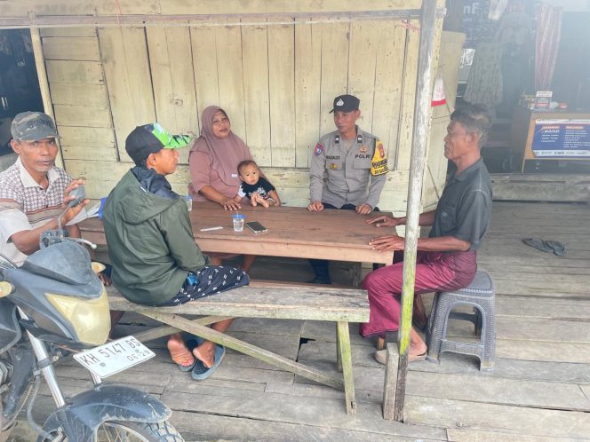 
					Polsek Sebangau Kuala Perkuat Persatuan Warga Melalui Sosialisasi Bijak Bermedia Sosial