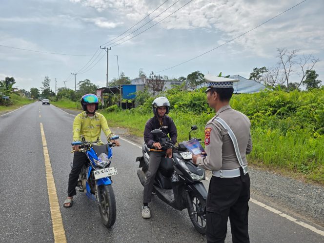 
					Tingkatkan Kesadaran Berlalu Lintas, Satlantas Polres Pulang Pisau Bagikan Brosur dan Stiker Edukasi