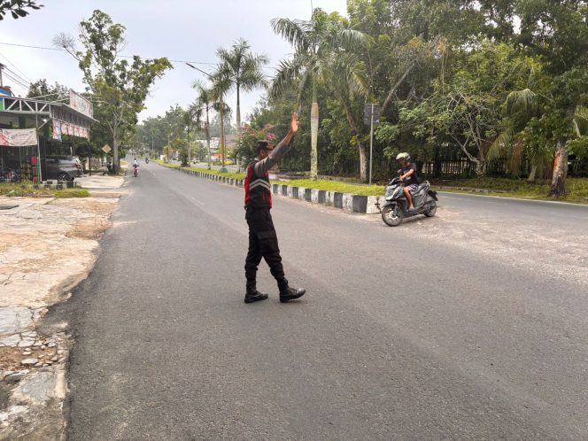 
					Hadir di Tengah Aktivitas Warga, Personel Sat Samapta Gelar Pengaturan Pagi