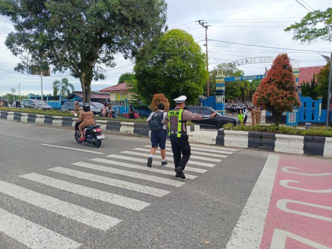 
					Langkah Preventif Satlantas Polres Gumas: Siagakan Personel di Jalur Padat Aktivitas Pelajar