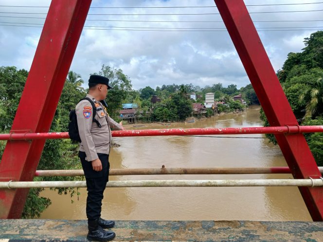 
					Polsek Manuhing Gencarkan Patroli Mitigasi, Pastikan Wilayah Rawan Genangan Air Terpantau