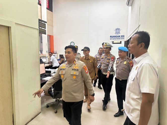 
					Tingkatkan Kualitas Layanan, Kapolres Kotim Cek Langsung Loket Pelayanan dan Mobil Samsat Keliling