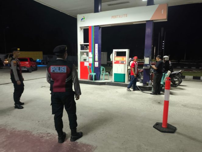 
					Antisipasi Gangguan Kamtibmas, Sat Samapta Polres Sukamara Sambangi SPBU pada Malam Hari