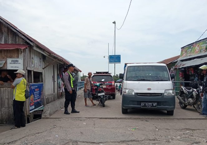 
					Pastikan Keamanan Alur Sungai, Polsek Kapuas Barat Patroli di Dermaga Feri Saka Mangkahai