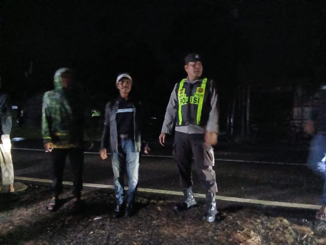 
					ANGGOTA POLSEK PULAU PETAK LAKSANAKAN PATROLI MALAM, GUNA MEWUJUDKAN KAMTIBMAS KONDUSIF DI WILAYAH KECAMATAN PULAU PETAK