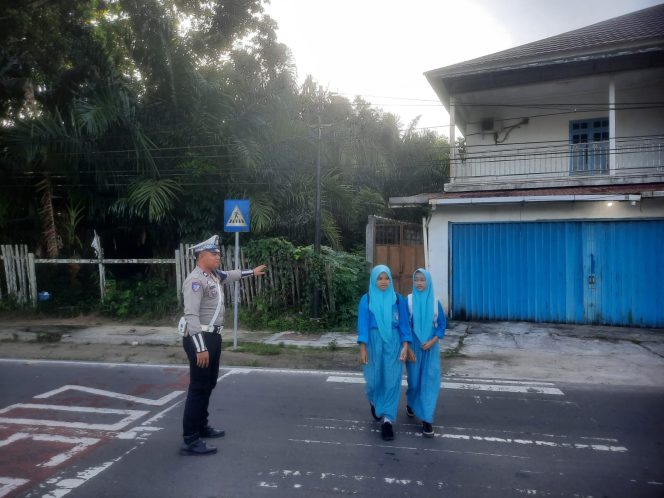 
					Sinergi Keselamatan, Sat Lantas Polres Sukamara Gatur Pagi Sambil Edukasi Helm Standar Bagi Siswa