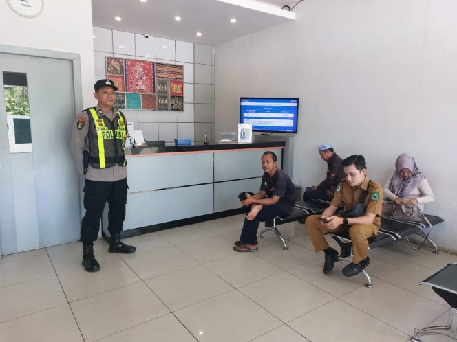 
					Ciptakan Situasi Kondusif, Polsek Kapuas Barat Intensifkan Patroli Objek Vital di Wilayah Hukumnya