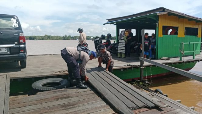 
					Tingkatkan Keselamatan Masyarakat, Satpolairud Polres Pulang Pisau Bantu Perbaiki Dermaga