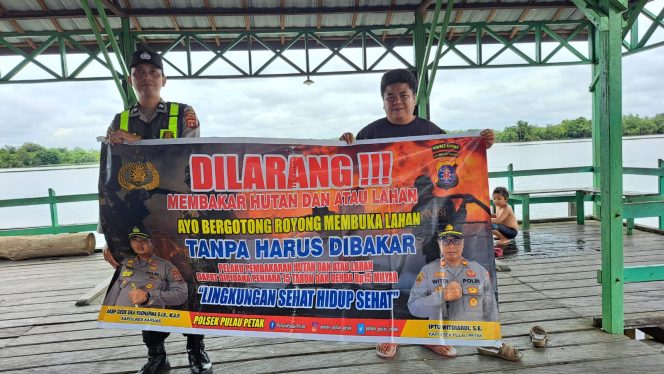 
					DALAM UPAYA PENCEGAHAN KEBARAN HUTAN DAN LAHAN, PERSONEL POLSEK PULAU PETAK SOSIALISASIKAN SANKSI PIDANA PELAKU KARHUTLA KE MASYARAKAT KECAMATAN PULAU PETAK
